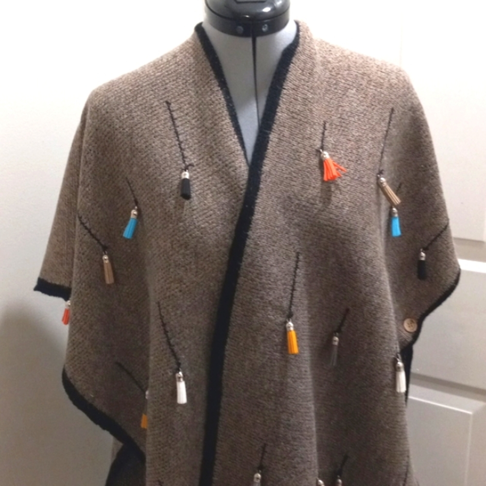 Kloth & Clover Toupe Poncho With Tassles  One Size